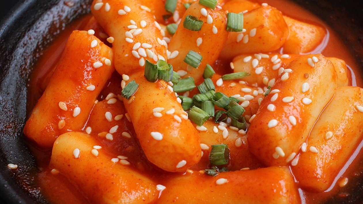 Image of tteokbokki: ricecakes with sweet and spicy sauce.